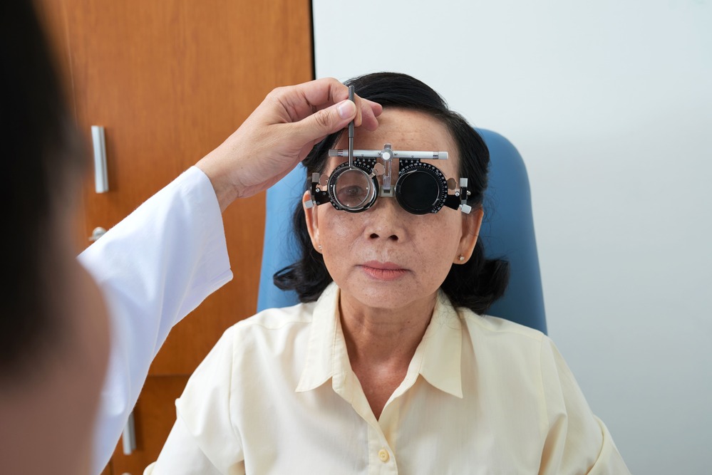 doctor checking vision of patient 2023 11 27 04 59 55 utc 1